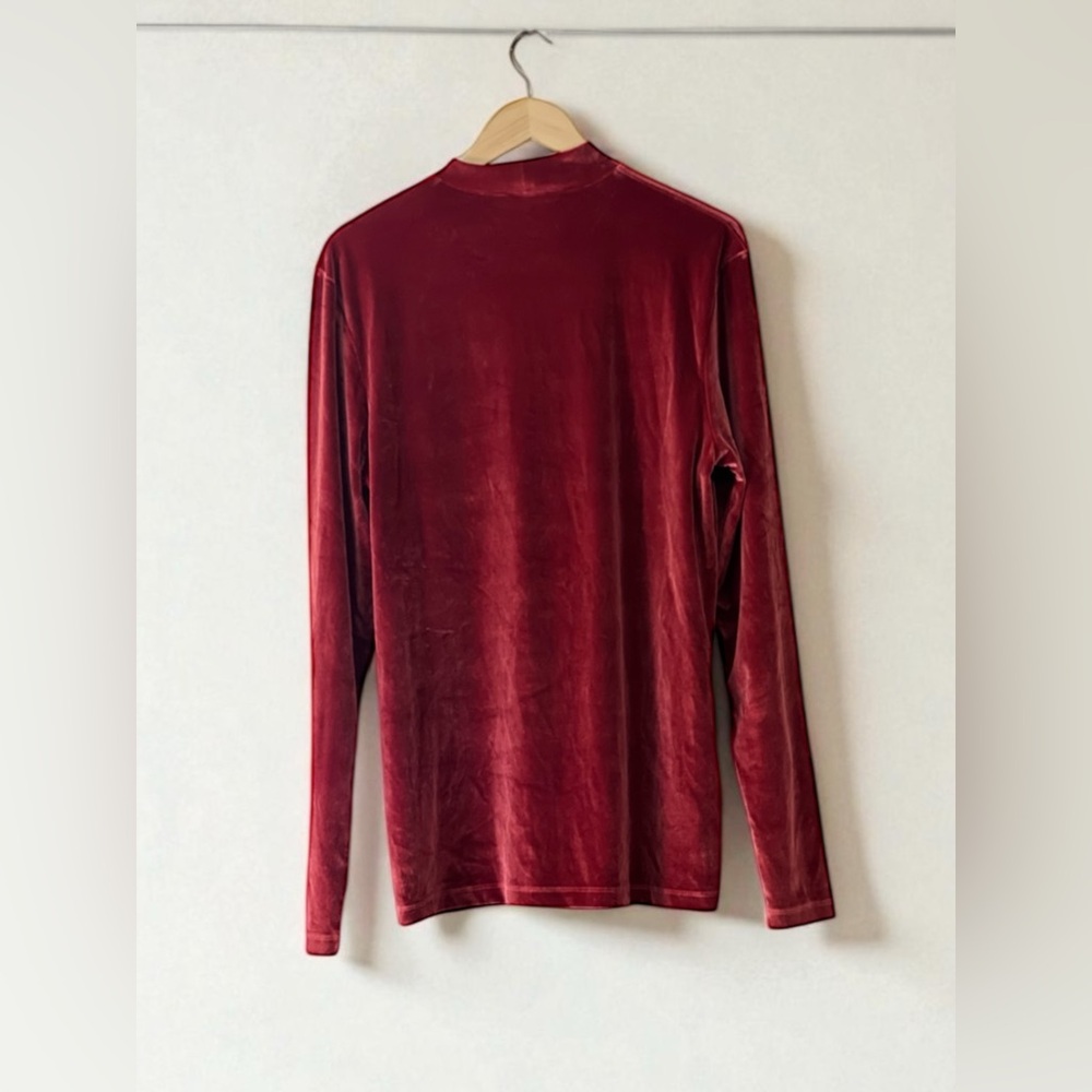 ASOS DESIGN muscle long sleeve t-shirt in burgundy velour with turtleneck - Picture 15 of 16